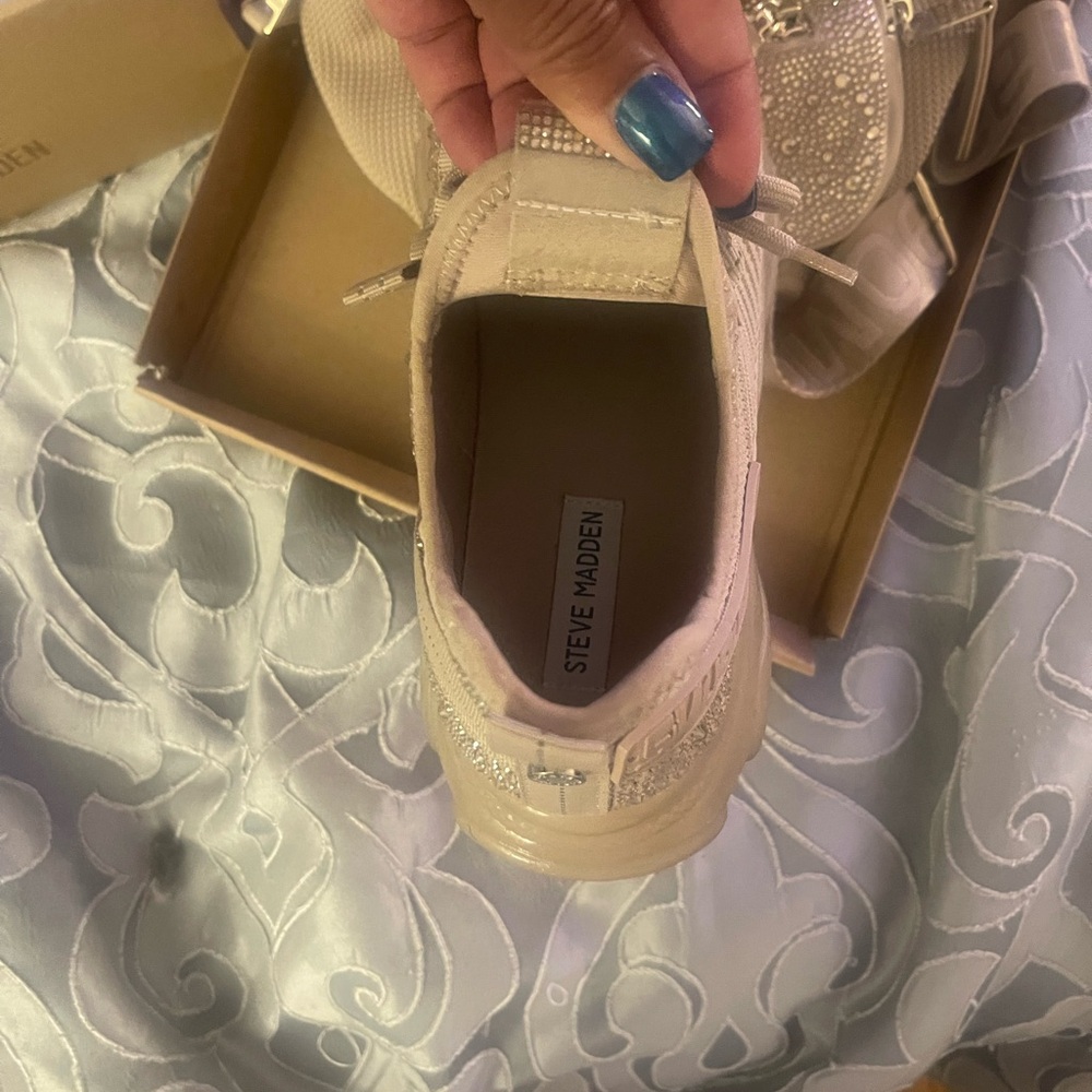 Steve Madden Maxima Sneaker, worn twice and in great condition.blush color